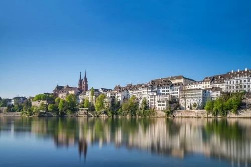 Basel_Rhein_ruhiges Wasser